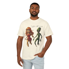 T-Shirt Alien Chasing Human Girl Kiss Funny Graphic Tee