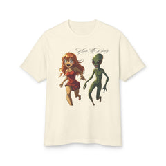 T-Shirt Alien Chasing Human Girl Kiss Funny Graphic Tee